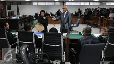 Tersangka kasus dugaan tindak pidana korupsi suap majelis hakim dan panitera PTUN Medan Otto Cornelis Kaligis berbincang dengan Jaksa Penuntut Umum (JPU) di Pengadilan Tipikor, Jakarta, Kamis (17/09/2015). (Liputan6.com/Andrian M Tunay)