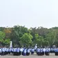 Ratusan Pegawai Negeri Sipil (PNS) mengikuti upacara peringatan Hari Pahlawan di lapangan eks IRTI Monas, Jakarta, Selasa (10/11). Upacara tersebut dipimpin oleh Gubernur DKI Jakarta Basuki T Purnama. (Liputan6.com/Gempur M Surya)