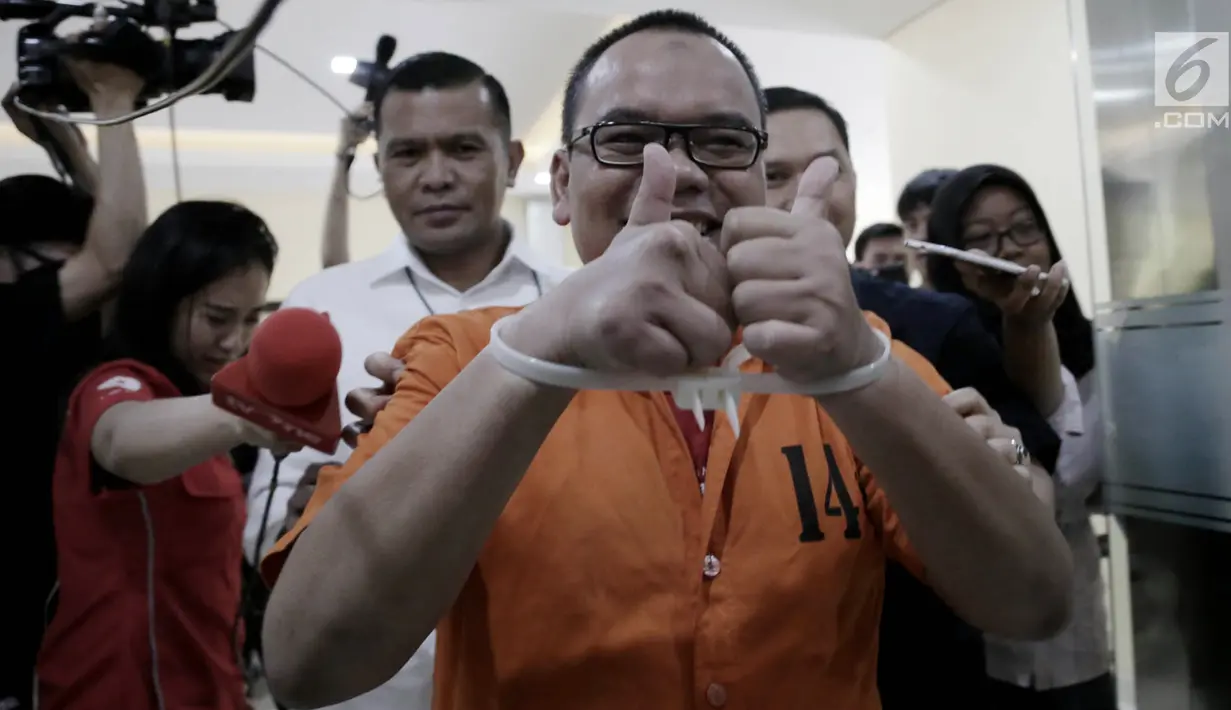 Anggota BPN Prabowo-Sandi, Mustofa Nahrawardaya keluar tahanan untuk menjalani pemeriksaan kesehatan di Bareskrim Polri, Jakarta, Rabu (29/5/2019). Mustofa ditangkap pada Minggu (26/5) dini hari atas dugaan menyebarkan berita bohong alias hoaks melalui media sosial. (merdeka.com/Iqbal S. Nugroho)
