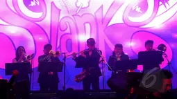 Lima pemain Brass Section menjadikan 21 nomor lagu yang dibawakan Slank jadi terdengar lebih elegan saat tampil di perayaan ulangtahun pertama Stage Empire di Colosseum Club, Jakarta, Jumat (3/4/2015). (Liputan6.com/Faisal R Syam) 