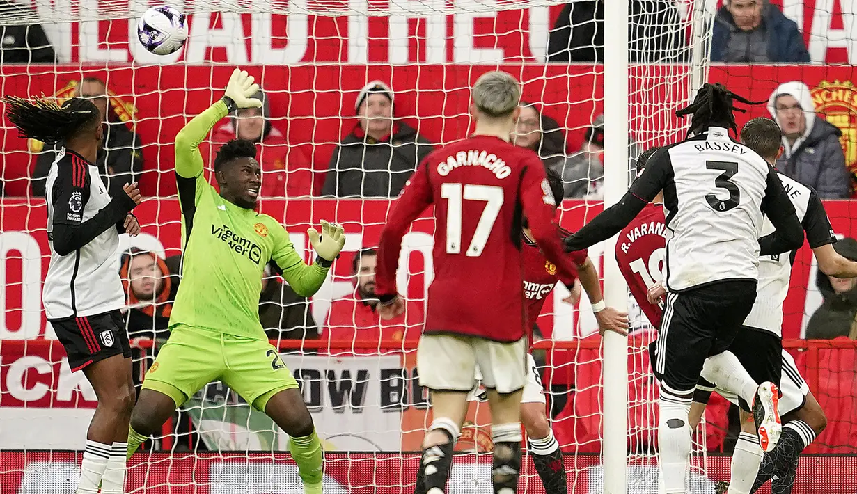 Bek tengah Nigeria yang membela Fulham, Calvin Bassey sukses mencetak satu gol saat timnya mengalahkan tuan rumah Manchester United 2-1 (24/2/2024). Gol tersebut merupakan gol perdana dari pemain yang didatangkan Fulham dari Ajax pada awal musim 2023/2024. Hingga kini ia telah bermain dalam total 20 laga di semua kompetisi. (AP Photo/Dave Thompson)