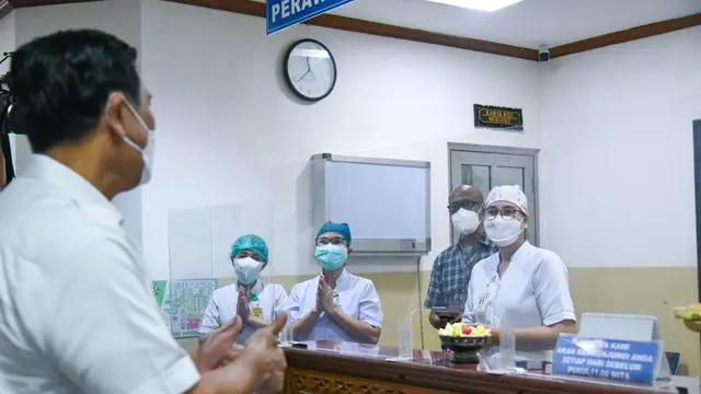 Menteri Koordinator Kemaritiman dan Investasi Luhut Binsar Pandjaitan mengunjungi RSUP Sanglah Bali.