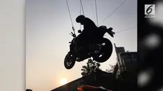 Aksi terbang Presiden Jokowi menggunakan motor gede di acara pembukaan Asian Games 2018 memukau masyarakat Indonesia. Ternyata ada pemeran pengganti yang memainkan aksi tersebut. Siapa dia?