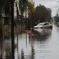 Sebuah mobil terendam sebagian di jalan yang tergenang banjir di lingkungan Sarandi, salah satu daerah yang paling parah dilanda hujan lebat di Porto Alegre, negara bagian Rio Grande do Sul, Brasil, pada tanggal 27 Mei 2024. (Anselmo Cunha/AFP)