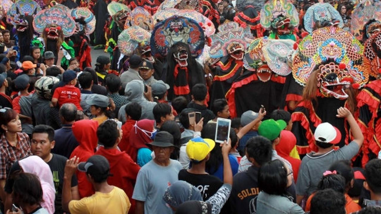 Kemolekan penari cantik 1.000 Barong Nusantara di Kediri