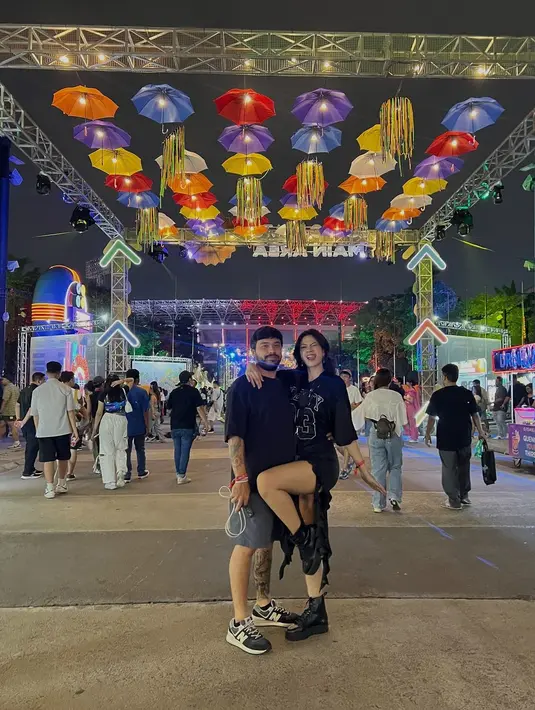 Hana Haho alias Hana Saraswati tampil edgy serba hitam memadukan kaos dan rok ruffle-nya. Ia menyelesaikan penampilannya dengan sepatu boots warna senada. [@hanahaho].