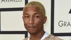 Penyanyi yang juga rapper, Pharrell Williams saat tiba di karpet merah ajang bergengsi Grammy Awards 2016 di Los Angeles, Senin (15/2). Pelantun 'Happy' itu mengenakan t-shirt yang dipadu dengan jaket wanita Chanel. (AFP PHOTO/Valerie MACON)