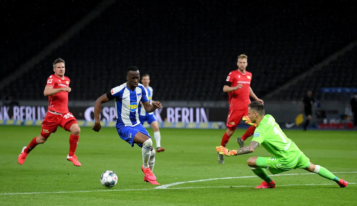 Penyerang Hertha Berlin, Dodi Lukebakio, saat mencetak gol ke gawang Union Berlin pada laga lanjutan Bundesliga di Stadion Olimpiade, Berlin, Sabtu (23/5/2020) dini hari WIB. Hertha menang 4-0 atas Union. (AFP/Stuart Franklin/Pool)