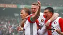 Kapten Feyenoord, Dirk Kuyt, melakukan selebrasi usai mencetak gol ke gawang Heracles Almelo di Stadion De Kuip, Rotterdam, Minggu (14/5/2017).  Feyenoord menang 3-1. (EPA/Robin Van Lonkhuijsen)