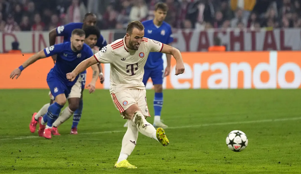 Pemain Bayern Munchen, Harry Kane mencetak gol melalui tendangan penalti ke gawang Dinamo Zagreb pada laga Liga Champions 2024/2025 di Allianz Arena, Munchen, Jerman, Rabu (18/09/2024). (AP Photo/Matthias Schrader)