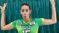 Veronica Angeloni, mantan kekasih Christian Vieri, memperkuat tim putri Petrokimia Gresik di kompetisi bola voli Proliga 2017. (instagram.com/veroangeloni)
