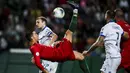 Cristiano Ronaldo, melakukan tendangan salto dalam pertandingan kualifikasi Euro 2020 antara Portugal melawan Luksemburg di Stadion Jose Alvalade, Lisbon, 11 Oktober 2019. (AFP/Carlos Costa)