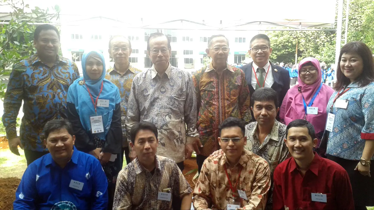 Rektor Unsada Dadang Solihin (kanan atas)
