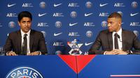 Striker Paris Saint-Germain (PSG) Kylian Mbappe (kanan) dan Presiden PSG Nasser Al-Khelaifi saat konferensi pers di Stadion Paris des Princes, Paris, Prancis, 23 Mei 2022. Keputusan Kylian Mbappe menolak Real Madrid dan berkomitmen untuk PSG selama tiga musim lagi menandai dimulainya proyek pembangunan klub juara Liga Prancis tersebut. (AP Photo/Michel Spingler)