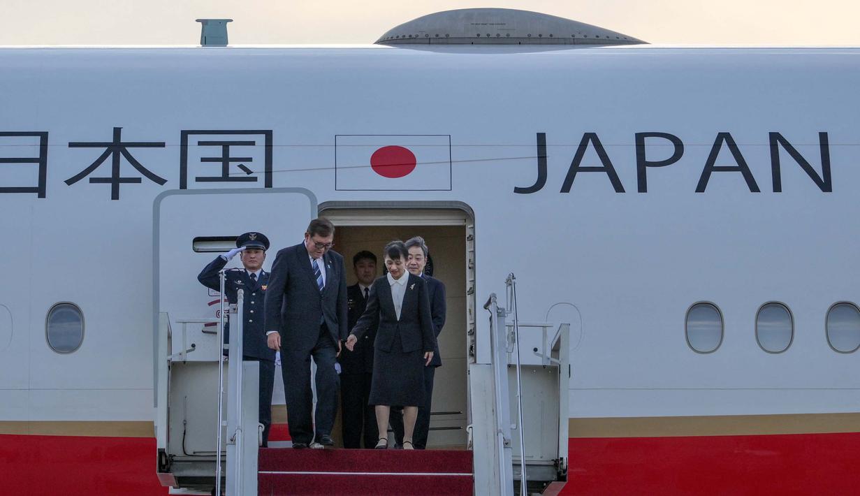 Tiba di Bandara Internasional Soekarno-Hatta, Tangerang, Banten sekitar pukul 17.00 WIB, Perdana Menteri Jepang Shigeru Ishiba akan melakukan kunjungan resmi di Indonesia selama dua hari, yakni pada 10–11 Januari 2025. (BAY ISMOYO/AFP)