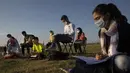 Para siswa mengikuti kelas luar ruangan di Kota Srinagar, Kashmir, India, Senin (6/7/2020). Kelas dimulai saat matahari terbit di tempat terbuka sesuai dengan aturan pencegahan jaga jarak sosial untuk melawan COVID-19. (Xinhua/Javed Dar)