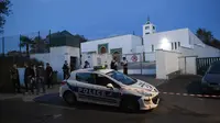 Petugas polisi berdiri di depan Masjid Bayonne di barat daya Prancis. (Gaizka Iroz / AFP)