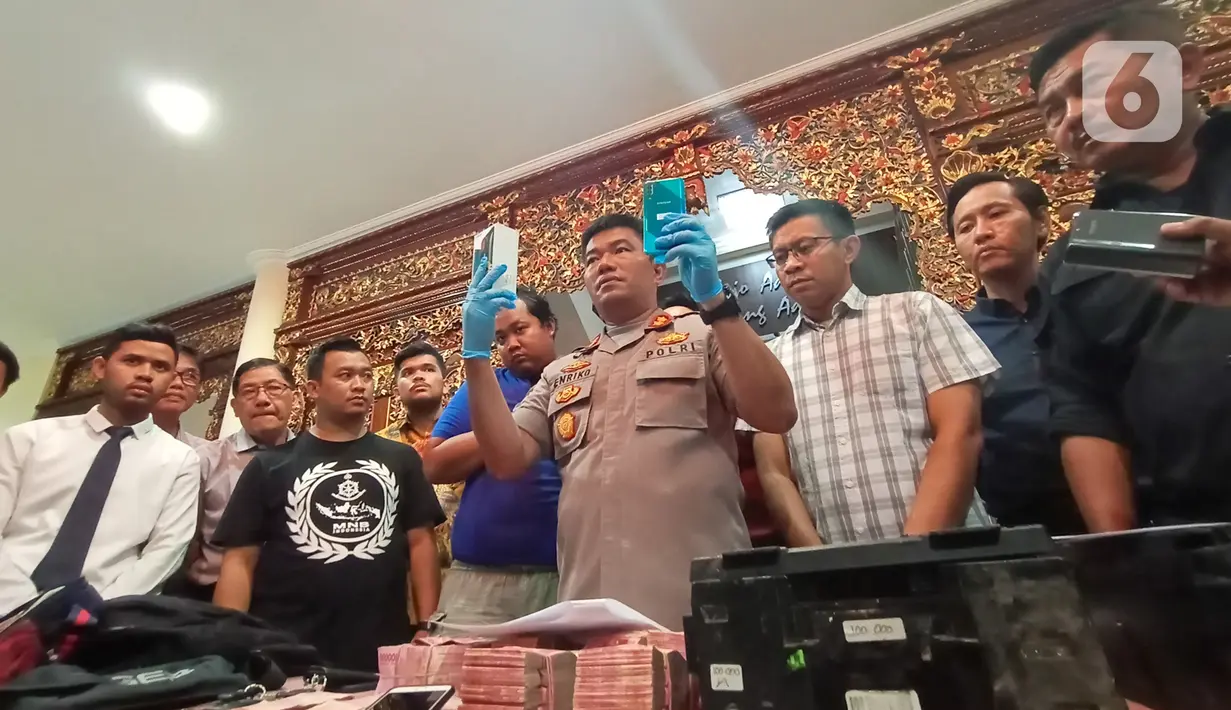 Polisi menunjukkan barang bukti kasus pembobolan ATM saat rilis di Polrestabes Semarang, Jawa Tengah, Kamis (9/1/2020). Dalam kasus ini polisi menyita barang bukti uang senilai Rp 775 juta. (Liputan6.com/Gholib)