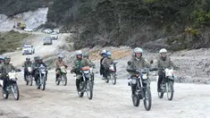 Presiden Jokowi didampingi Panglima TNI Jenderal Gatot Nurmantyo, Menteri PUPR Basuki Hadimuljono dan KSAD Jenderal TNI Mulyono mengendarai motor trail saat meninjau pembangunan jalan Trans Papua ruas Wamena-Mamugu 1, Papua, Rabu (10/5). (Dok. Biro Pers)