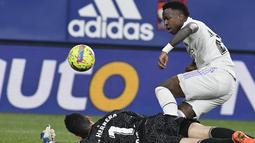 Kiper Osasuna, Sergio Herrera menghalau bola tendangan penyerang Real Madrid, Vinicius Junior selama pertandingan lanjutan La Liga Spanyol di stadion El Sadar di Pamplona, Spanyol, Minggu (19/2/2023). Tambahan tiga angka membuat Madrid kini mengoleksi 51 poin. (AP Photo/Alvaro Barrientos)