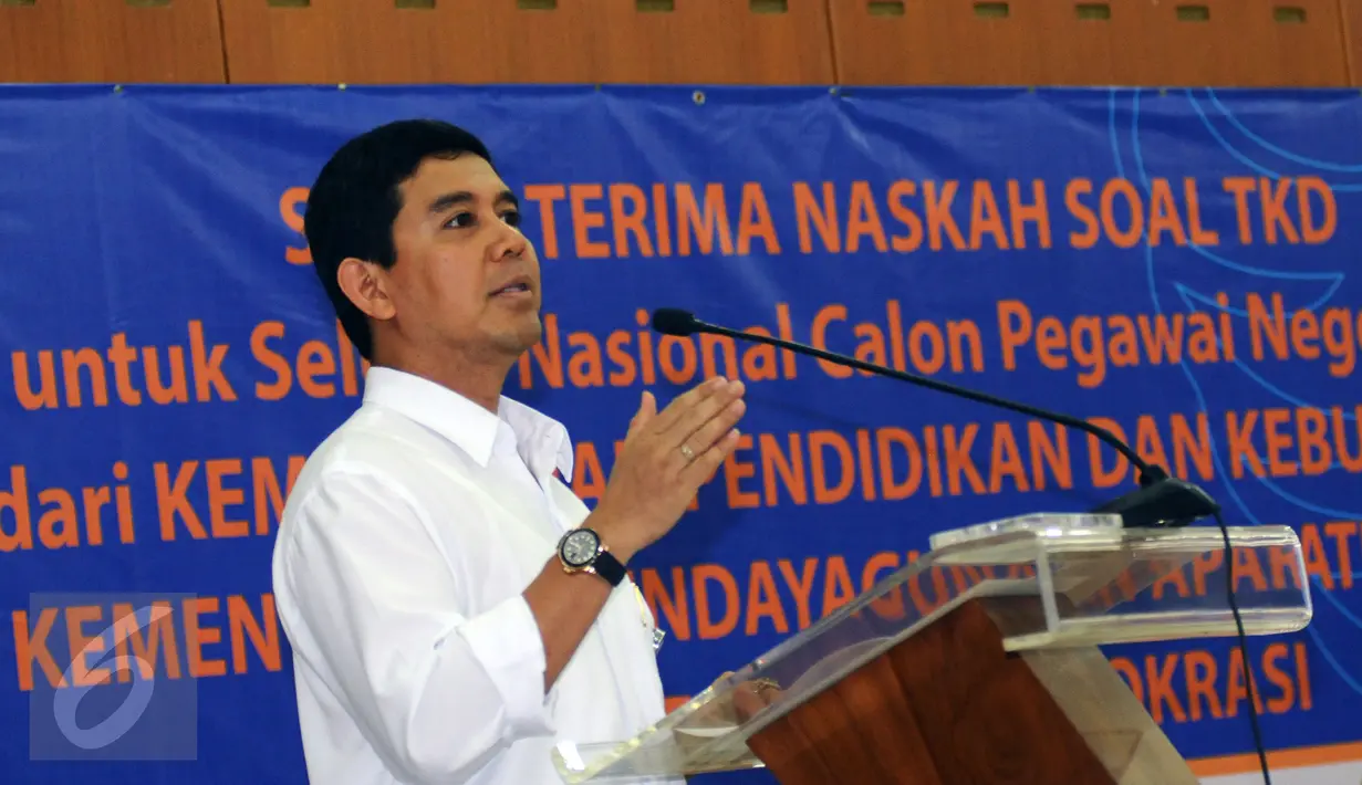Menpan-RB, Yuddy Chrisnandi memberikan sambutan setelah menerima naskah soal Tes Kompetensi Dasar CPNS tahun 2016 kepada Menpan-RB, Yuddy Chrisnandi di Kemendikbud, Jakarta, Rabu (20/1/2016). 18.820 soal telah disusun. (Liputan6.com/Helmi Fithriansyah)