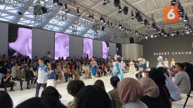 Napas Kepercayaan Diri dan Ekspresi Perempuan dalam Koleksi Bernuansa Bunga dan Lipatan di JFW 2024