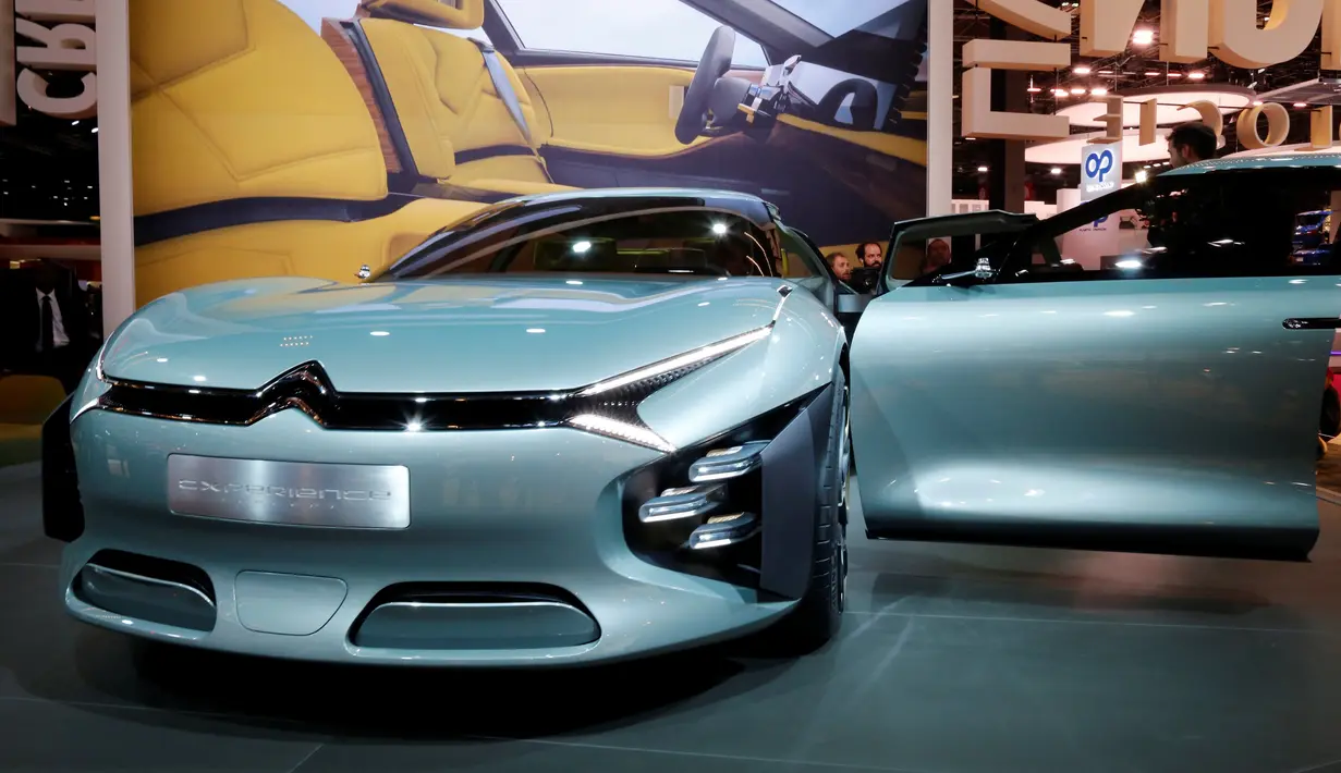 Tampilan depan Citroen CXperience saat dipamerkan di Mondial de l'Automobile di Paris Auto Show, Paris, Prancis (29/9). (REUTERS/Jacky Naegelen)