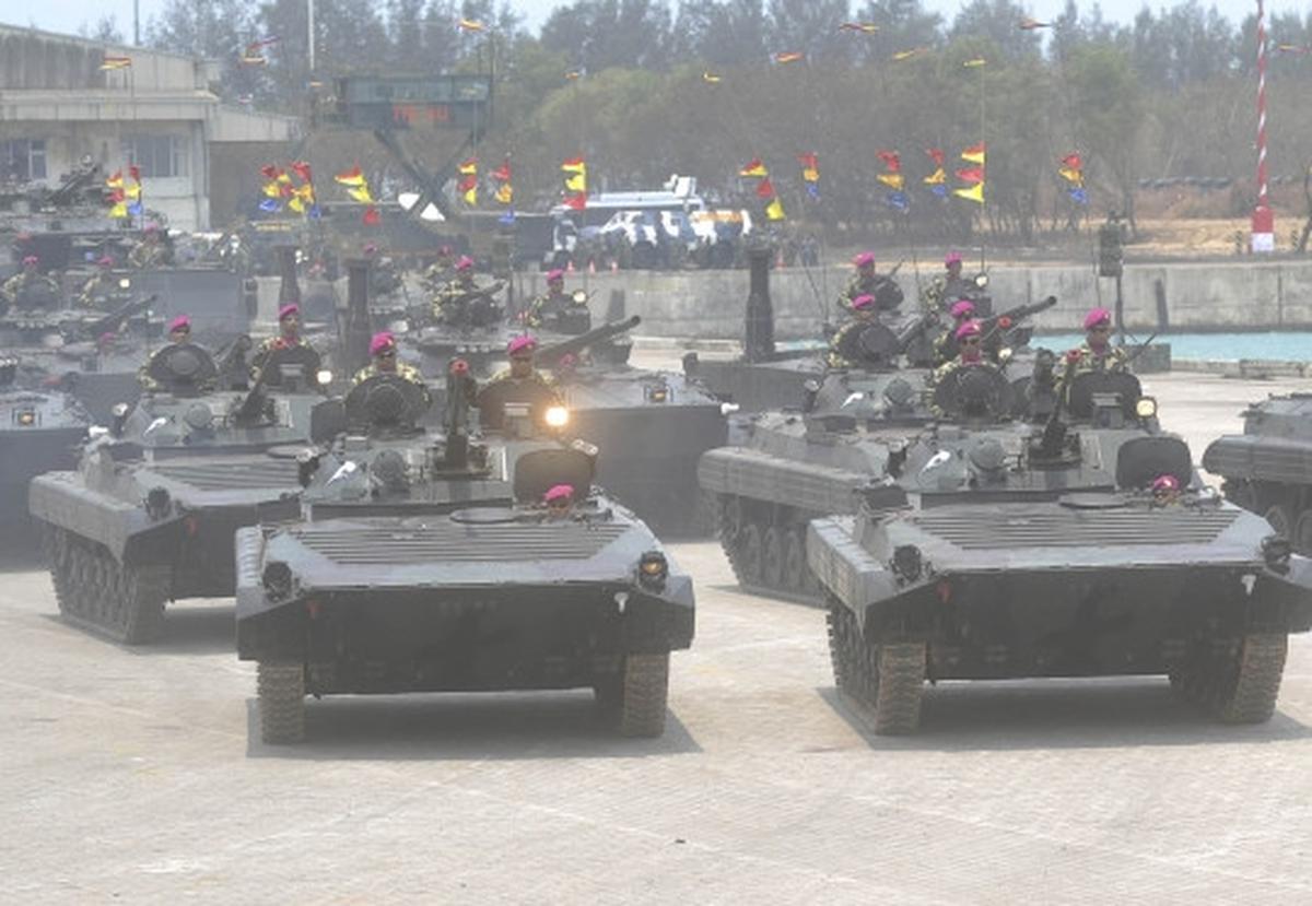 Menyaksikan ganasnya parade kendaraan tempur TNI