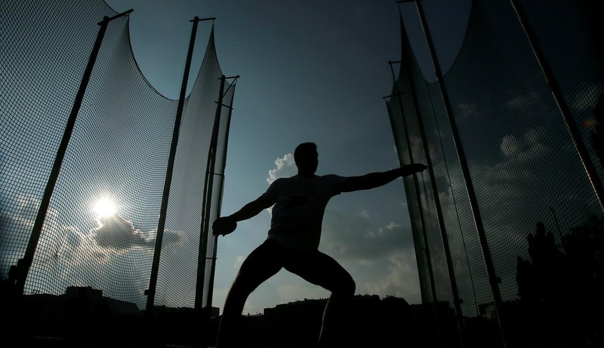Atlet Rusia, Aleksand Dobrenkiy, beraksi di nomor lempar cakram dalam Russian Olympians Cup di Brothers Znamensky Olympic Centre, Moskow, Rusia, (28/7/2016). (AFP/Maxim Shemetov)