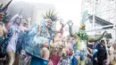 Pengunjung mengenakan kostum putri duyung berpose untuk difoto saat mengikuti Parade Mermaid 2017 di Coney Island, New York City (17/6). Parade Mermaid adalah parade seni dan salah satu acara terbesar di New York City. (Alex Wroblewski/Getty Images/AFP)