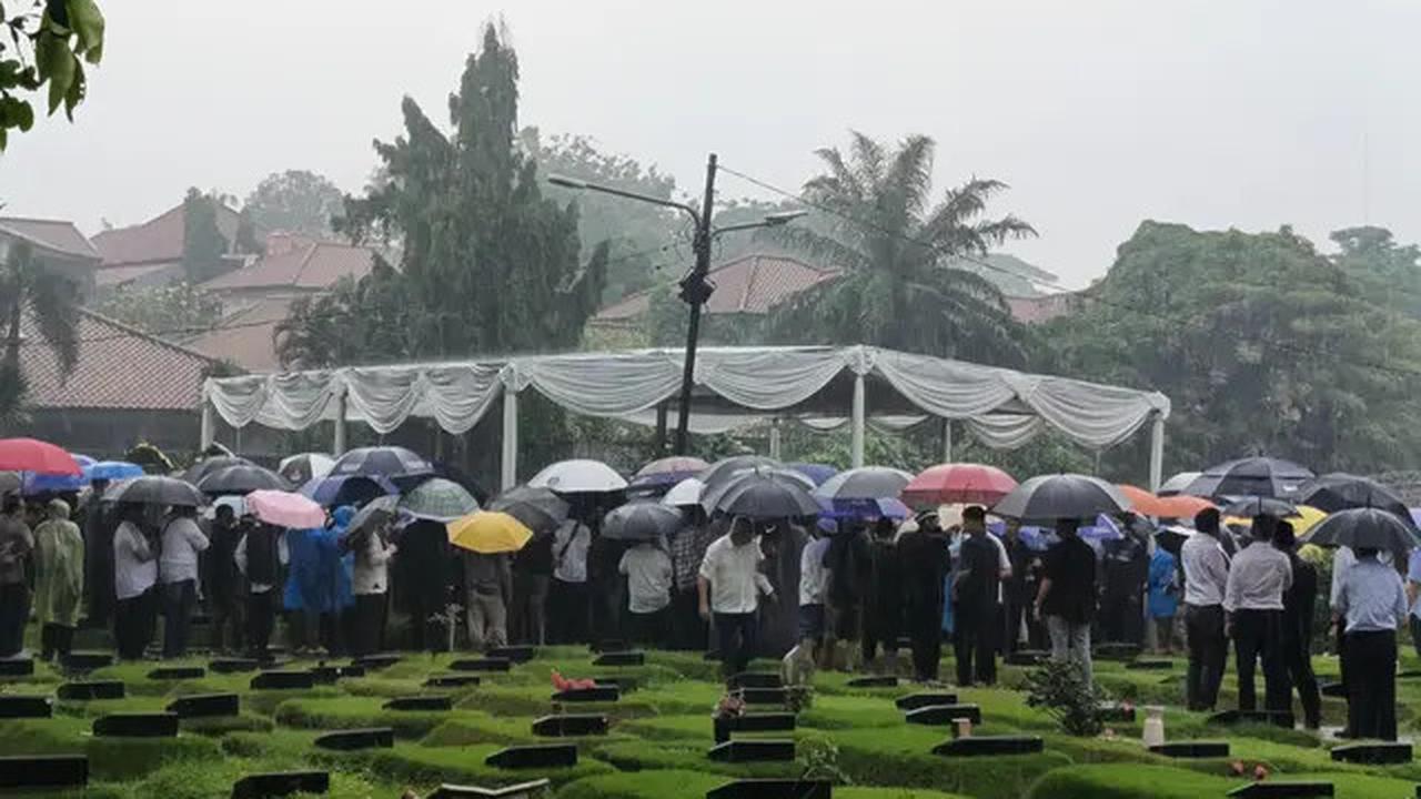 Pemakaman Jenazah Suami Najwa Shihab Diiringi Hujan, Quraish Shihab: Ini Tanda Rahmat Tuhan