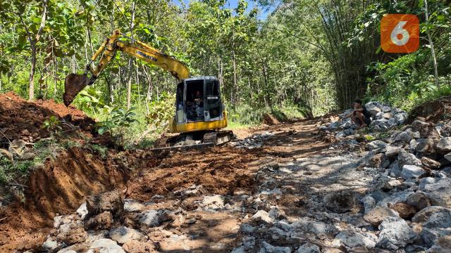 Proses Pengerjaan Jalan Penghubung Desa Puluhan Tahun Terisloir