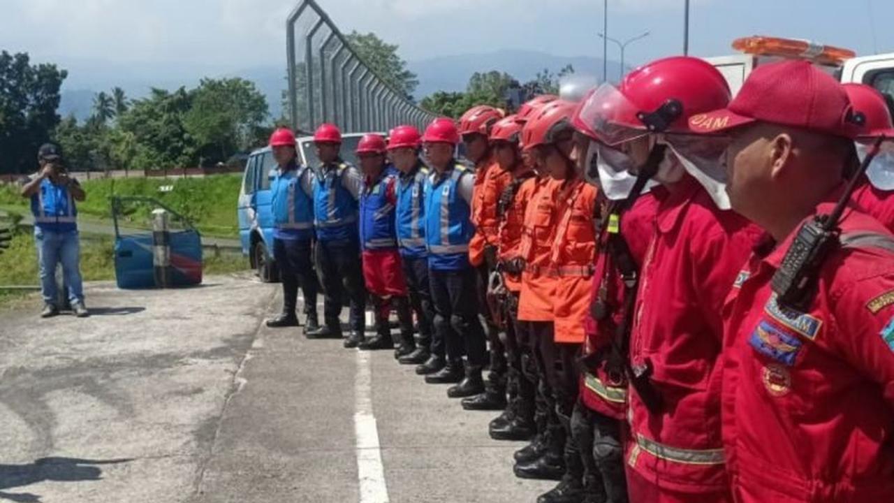 Basarnas Sulut Gelar Latihan Evakuasi Kecelakaan Beruntun, Simulasi Kendaraan Terperosok Jurang Tingkatkan Kesiapan Tim Penyelamat