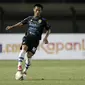 Bek Persib Bandung, Henhen Herdiana, menggiring bola saat melawan Perseru Serui pada laga Piala Presiden 2019 di Stadion Si Jalakl Harupat, Soreang, Bandung, Selasa (12/3). Persib menang 4-0 atas Perseru. (Bola.com/Yoppy Renato)