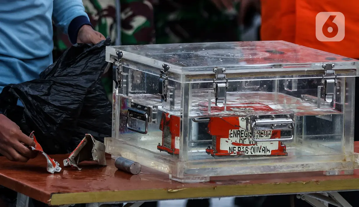 Kondisi Black box atau kotak hitam pesawat Sriwijaya Air SJ 182 yang jatuh di Kepulauan Seribu diperlihatkan di Dermaga JICT, Jakarta, Selasa (12/1/2021). Meski FDR sudah ditemukan, namun Cockpit Voice Recorder (CVR) masih dalam proses pencarian.  (Liputan6.com/Johan Tallo)