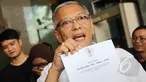 Ketua DPP bidang Hukum Partai Golkar kubu Agung Laksono, Lauren Siburian menyerahkan susunan pengurus Partai Golkar periode 2015-2016 di Kementerian Hukum dan HAM, Jakarta, Selasa (17/3/2015). (Liputan6.com/Helmi Afandi)