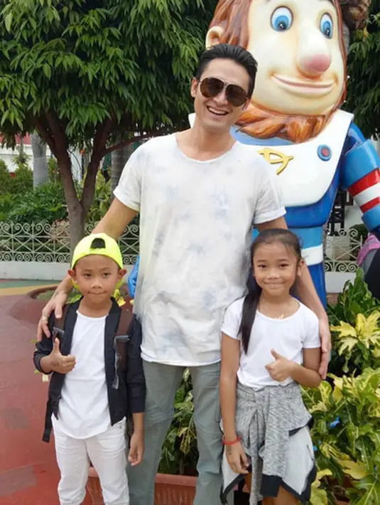 "Saya pengennya sederhana aja, keluarga kumpul. Nggak mau yang terlalu heboh dan meriah," ucapnya di kawasan Darmawangsa, Jakarta Selatan, Senin (18/9/2017). (Instagram/indrabruggman)