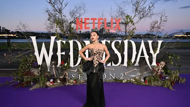 Gaya Gothic Naura Ayu di Premiere Wednesday Season 2 di Sydney, dari Latex Gown Glamor hingga Sentuhan Wastra