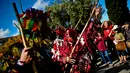 Anggota Caretos de Varge mengenakan kostum lengkap dengan atributnya saat mengikuti International Festival of the Iberian Mask ke-12 di Belem, Lisbon, Portugal (5/6). (AFP Photo/Patricia De Melo Moreira)