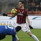 Striker AC Milan, Nikola Kalinic, mengontrol bola saat pertandingan melawan Bologna pada laga Serie A di Stadion San Siro, Senin (11/12/2017). AC Milan menang 2-1 atas Bologna. (AP/Luca Bruno)