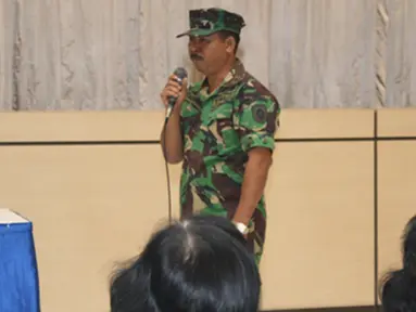 Citizen6, Surabaya: Kabagkum Kobangdikal Letkol Laut (KH) Ida Kade Sadnyana, memberikan ceramah hukum dalam program Pembinaan dan Latihan (Binlat), di Gedung R.E. Martadinata, Kesatrian Bumimoro, Surabaya, Kamis (2/8). (Pengirim: Penkobangdikal).