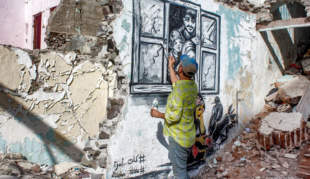 <p>Saat ini, jalanan Aden yang dipenuhi puing-puing berfungsi ganda sebagai pameran semi-permanen karya Rubil - dan sebuah bukti dari apa yang telah dialami penduduk kota tersebut. (Saleh Al-OBEIDI / AFP)</p>