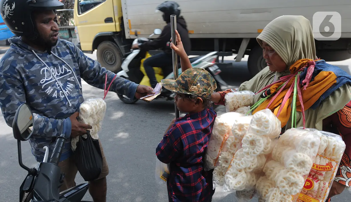 <p>Penggunan jalan emmbeli dagangan penyandang tunanetra Ibu Adel (48) di jalan raya Ciputat, Tangerang Selatan, Selasa (26/04/20222). Warga Pondok Cabe 3 ini setiap harinya menyusuri jalan hingga sekitar 10 km menjajakan kerupuk Bangka yang dijualnya Rp 25 ribu/bungkus. Sudah beberapa bulan terakhir ini ia mengaku pendapatannya merosot drastis hanya sekitar Rp 50 ribu/ hari yang digunakan untuk mencukupi kebutuhan sehari-hari. (merdeka.com/Arie Basuki)</p>