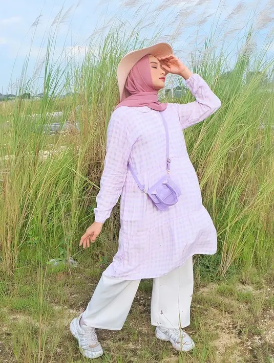 Seleb kelahiran 1994 ini memang dikenal sering mengenakan busana simpel. Kali ini mengenakan tunik berwarna lilac dipadukan dengan kulot putih. Topi pantai yang dipakai juga membuat Fida tampak stylish. (Liputan6.com/IG/@fida310)