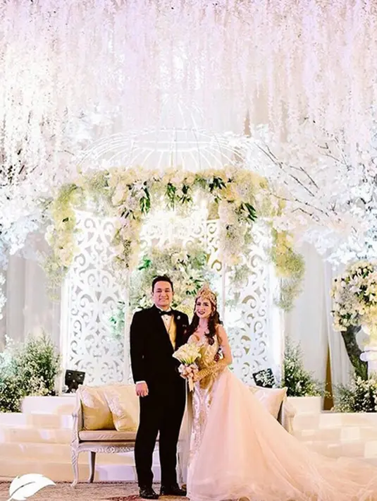 Tidak sedikit para netizen yang mengaku mewek setelah membacanya. Selain baper dan doa juga membanjiri keterangan foto Gilang dan Adiez saat memegang buku nikah tersebut. (Instagram/gilangdirga)