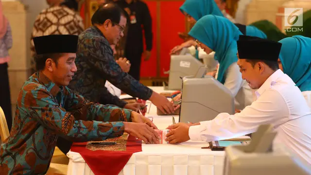 Jokowi Bayar Zakat