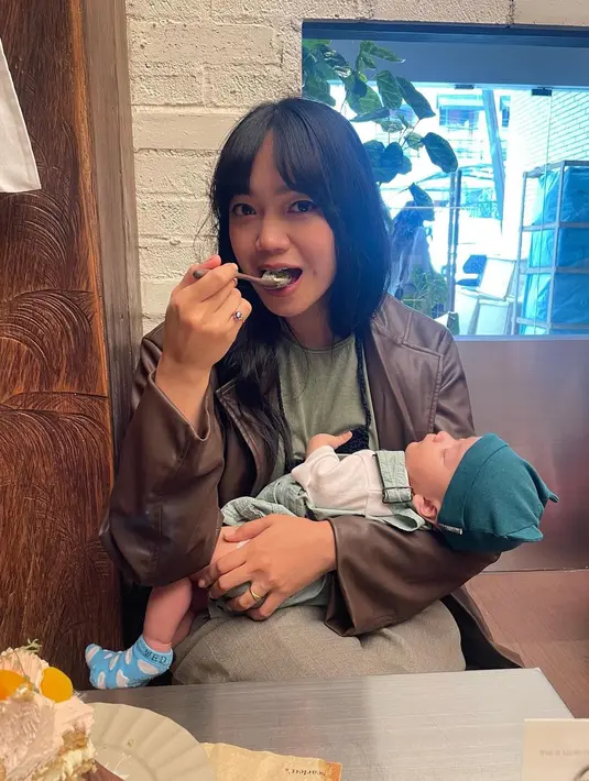 Jadi ibu muda, Fathia tetap aktif melakoni aktivitasnya sebagai vokalis band Reality Club. [Instagram @kittendust]