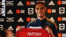 Ajax akhirnya melepas Antony ke Manchester United usai Setan Merah menawarkan biaya yang fantastis menjelang ditutupnya bursa transfer musim panas 2022. Penyerang 22 tahun tersebut diketahui diboyong ke Old Trafford dengan mahar 95 juta euro. Kehadirannya akan semakin mempertajam lini serang skuat asuhan Erig Ten Hag yang sudah diisi Marcus Rashford, Jadon Sancho, hingga Cristiano Ronaldo.  (Twitter/@ManUtd)