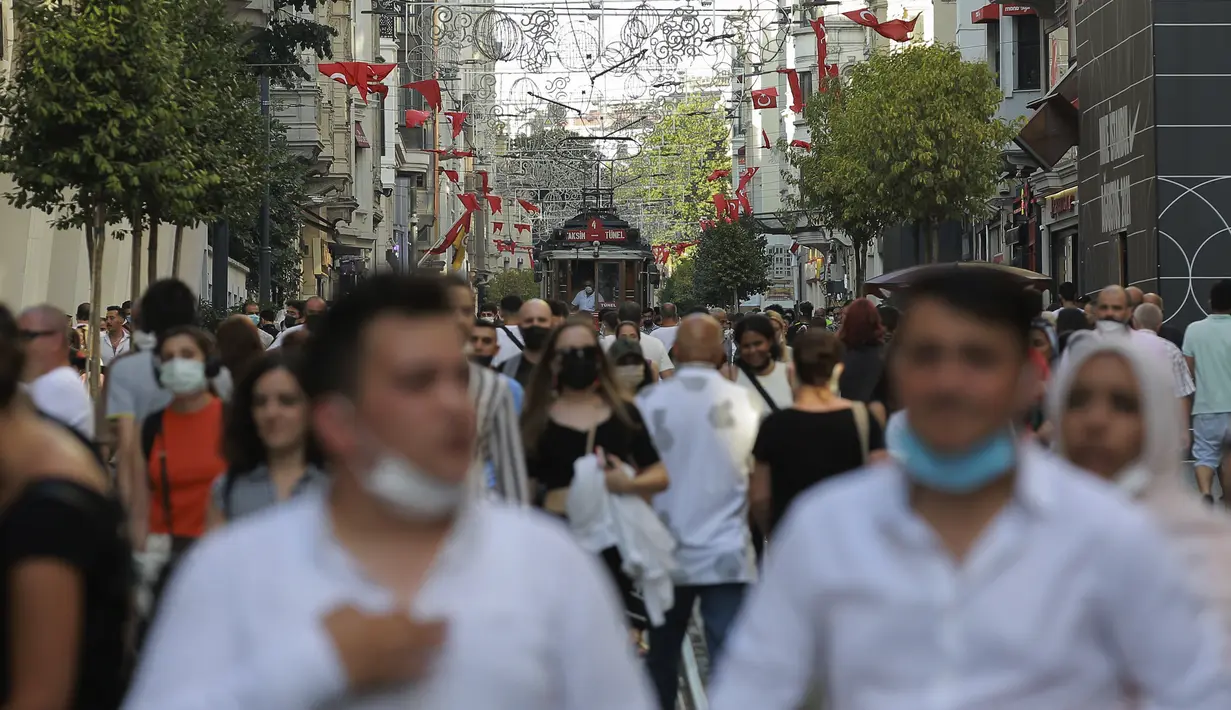Orang-orang berjalan di sepanjang Jalan Istiklal, jalan perbelanjaan utama di Istanbul, Selasa (27/7/2021). Turki telah mencatat lebih dari 15.000 kasus virus corona baru, karena jumlah infeksi yang terus meningkat. (AP Photo/Mucahid Yapici)