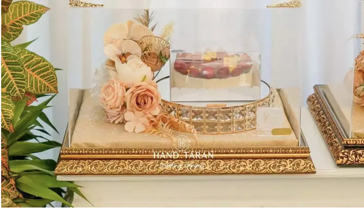 Menu seserahan ini terlihat seperti kue pie dengan topping stroberi yang segar. [Foto: Handtaran.Dok]